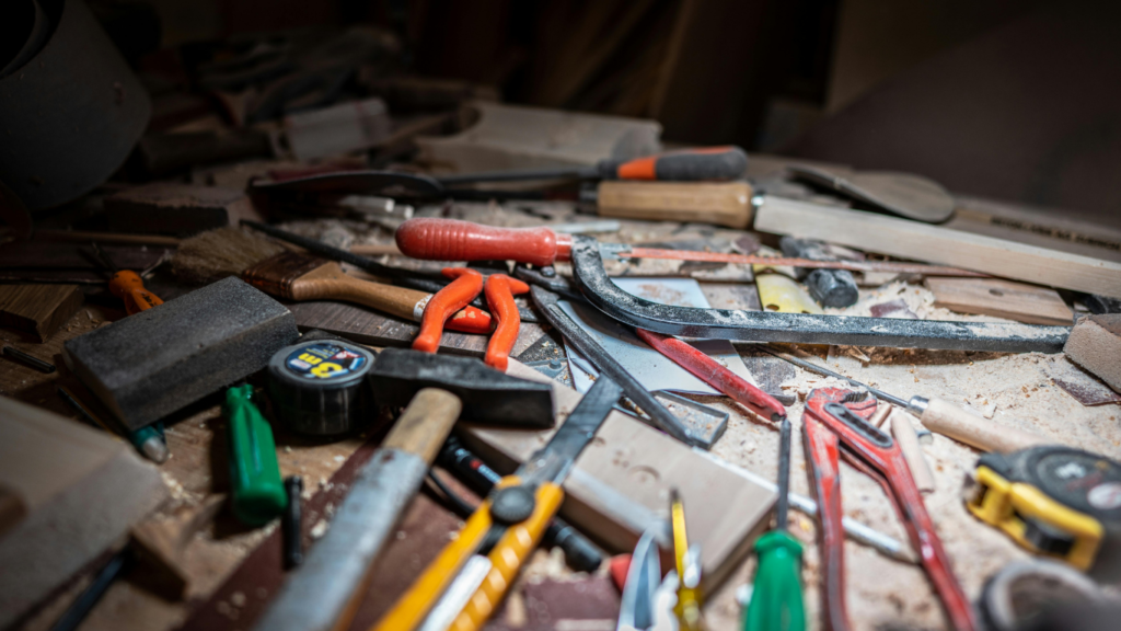 Outils de menuiserie sur une table de travail